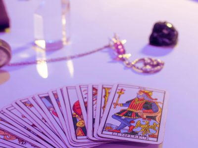 tarotdemarseille tarot de Marseille posé sur une table